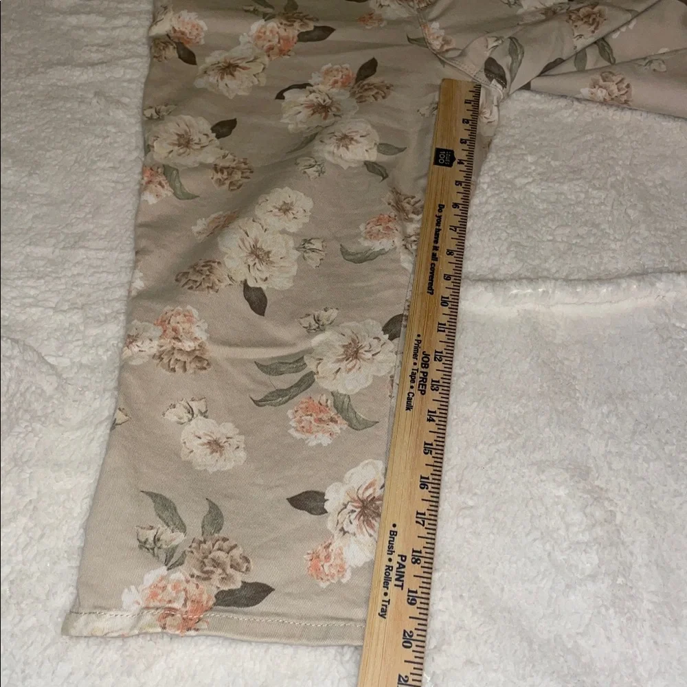 Gloria Vanderbilt Beige Floral Women's Capris. Size 14. - Picture 9 of 10